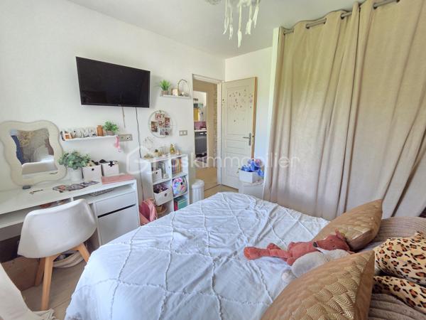Maison de village de 113 m² avec terrain à Chaulgnes
Amoureux des coins de campagne, bordée par la forêt des Bertranges, située à deux pas des écoles, commerces et commodités de la jolie commune de Chaulgnes, nous vous présentons cette jolie maison de village de 113 m² habitables, implantée sur un terrain de 467 m². Elle propose 4 pièces dont 3 chambres, réparties comme suit : une entrée, un salon, un séjour, un dégagement, un WC, une cuisine, un cellier, un palier, deux chambres, une salle de bains, ainsi qu'une suite parentale avec sa salle d'eau privative.
Dès le rez-de-chaussée, l'entrée dessert un vaste salon-séjour de 37 m², lumineux et parfait pour recevoir. La cuisine aménagée et équipée de 12 m², accompagnée de son cellier attenant de 5 m², offre un espace fonctionnel pour le quotidien. Un dégagement et un WC indépendant complètent ce niveau.
Au premier étage, le palier de 7 m² dessert deux chambres de 10 m² chacune ainsi qu'une salle de bains de 6 m².
Au deuxième étage, une suite parentale de 24 m², avec sa propre salle d'eau, apporte un bel espace d'intimité, idéal pour se ressourcer à l'écart du reste de la maison.
Tous les sols de cette maison sont en travertin (entrée, salon, séjour) ou en carrelage (dégagement, wc, cuisine, cellier) ou encore en parquet (palier, chambres, salle de bains, suite parentale), elle comporte une isolation double vitrage PVC avec volets roulants motorisés, un chauffage au gaz avec une chaudière récente et entretenue ainsi qu'un poêle à bois pour de belles soirées au coin du feu.
Cette maison propose une partie de toiture en ardoise naturelle, une autre en tuiles plates et tuiles mécaniques terre cuite.
Côté extérieur, profitez d'une terrasse ainsi que d'une grande dépendance de 44m²,mais aussi  d'un jardin entretenu, entièrement clôturé, sur un terrain en deux parties pour un total de 467 m².

Les plus de cette maison : son emplacement à Chaulgnes, sa suite parentale indépendante au 2ème étage, son jardin entretenu et clôturé, sa dépendance et la diversité de ses systèmes de chauffage récemment renouvelés.
Des photos supplémentaires sont disponibles sur BSK IMMOBILIER, rubrique Nos conseillers, Olivier FRESLON.
Pour tout renseignement complémentaire ou pour une visite, contactez-moi au 07.62.78.13.13.

Ne passez pas à côté de cette opportunité à Chaulgnes, contactez-moi rapidement pour une visite !