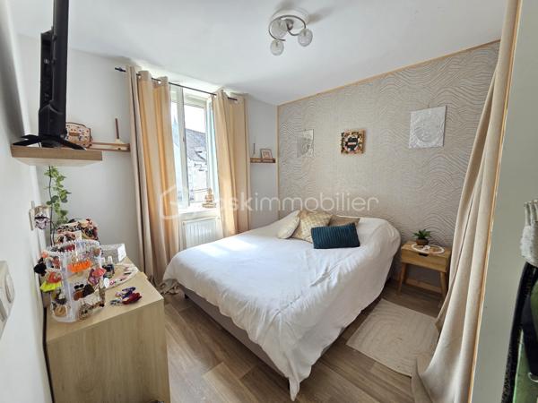 Maison de village de 113 m² avec terrain à Chaulgnes
Amoureux des coins de campagne, bordée par la forêt des Bertranges, située à deux pas des écoles, commerces et commodités de la jolie commune de Chaulgnes, nous vous présentons cette jolie maison de village de 113 m² habitables, implantée sur un terrain de 467 m². Elle propose 4 pièces dont 3 chambres, réparties comme suit : une entrée, un salon, un séjour, un dégagement, un WC, une cuisine, un cellier, un palier, deux chambres, une salle de bains, ainsi qu'une suite parentale avec sa salle d'eau privative.
Dès le rez-de-chaussée, l'entrée dessert un vaste salon-séjour de 37 m², lumineux et parfait pour recevoir. La cuisine aménagée et équipée de 12 m², accompagnée de son cellier attenant de 5 m², offre un espace fonctionnel pour le quotidien. Un dégagement et un WC indépendant complètent ce niveau.
Au premier étage, le palier de 7 m² dessert deux chambres de 10 m² chacune ainsi qu'une salle de bains de 6 m².
Au deuxième étage, une suite parentale de 24 m², avec sa propre salle d'eau, apporte un bel espace d'intimité, idéal pour se ressourcer à l'écart du reste de la maison.
Tous les sols de cette maison sont en travertin (entrée, salon, séjour) ou en carrelage (dégagement, wc, cuisine, cellier) ou encore en parquet (palier, chambres, salle de bains, suite parentale), elle comporte une isolation double vitrage PVC avec volets roulants motorisés, un chauffage au gaz avec une chaudière récente et entretenue ainsi qu'un poêle à bois pour de belles soirées au coin du feu.
Cette maison propose une partie de toiture en ardoise naturelle, une autre en tuiles plates et tuiles mécaniques terre cuite.
Côté extérieur, profitez d'une terrasse ainsi que d'une grande dépendance de 44m²,mais aussi  d'un jardin entretenu, entièrement clôturé, sur un terrain en deux parties pour un total de 467 m².

Les plus de cette maison : son emplacement à Chaulgnes, sa suite parentale indépendante au 2ème étage, son jardin entretenu et clôturé, sa dépendance et la diversité de ses systèmes de chauffage récemment renouvelés.
Des photos supplémentaires sont disponibles sur BSK IMMOBILIER, rubrique Nos conseillers, Olivier FRESLON.
Pour tout renseignement complémentaire ou pour une visite, contactez-moi au 07.62.78.13.13.

Ne passez pas à côté de cette opportunité à Chaulgnes, contactez-moi rapidement pour une visite !