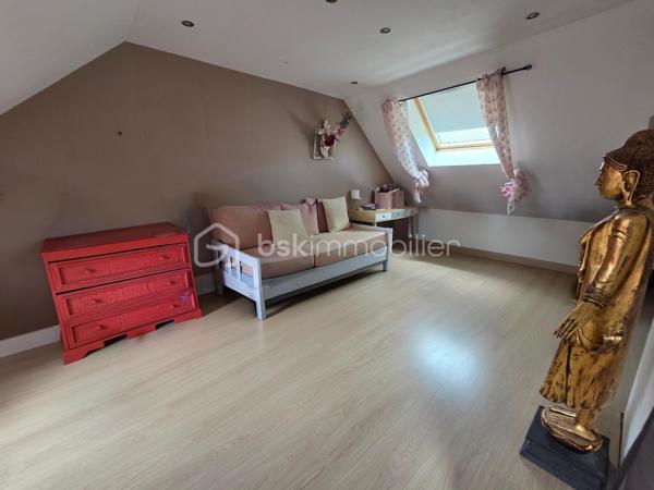 Maison de village de 113 m² avec terrain à Chaulgnes
Amoureux des coins de campagne, bordée par la forêt des Bertranges, située à deux pas des écoles, commerces et commodités de la jolie commune de Chaulgnes, nous vous présentons cette jolie maison de village de 113 m² habitables, implantée sur un terrain de 467 m². Elle propose 4 pièces dont 3 chambres, réparties comme suit : une entrée, un salon, un séjour, un dégagement, un WC, une cuisine, un cellier, un palier, deux chambres, une salle de bains, ainsi qu'une suite parentale avec sa salle d'eau privative.
Dès le rez-de-chaussée, l'entrée dessert un vaste salon-séjour de 37 m², lumineux et parfait pour recevoir. La cuisine aménagée et équipée de 12 m², accompagnée de son cellier attenant de 5 m², offre un espace fonctionnel pour le quotidien. Un dégagement et un WC indépendant complètent ce niveau.
Au premier étage, le palier de 7 m² dessert deux chambres de 10 m² chacune ainsi qu'une salle de bains de 6 m².
Au deuxième étage, une suite parentale de 24 m², avec sa propre salle d'eau, apporte un bel espace d'intimité, idéal pour se ressourcer à l'écart du reste de la maison.
Tous les sols de cette maison sont en travertin (entrée, salon, séjour) ou en carrelage (dégagement, wc, cuisine, cellier) ou encore en parquet (palier, chambres, salle de bains, suite parentale), elle comporte une isolation double vitrage PVC avec volets roulants motorisés, un chauffage au gaz avec une chaudière récente et entretenue ainsi qu'un poêle à bois pour de belles soirées au coin du feu.
Cette maison propose une partie de toiture en ardoise naturelle, une autre en tuiles plates et tuiles mécaniques terre cuite.
Côté extérieur, profitez d'une terrasse ainsi que d'une grande dépendance de 44m²,mais aussi  d'un jardin entretenu, entièrement clôturé, sur un terrain en deux parties pour un total de 467 m².

Les plus de cette maison : son emplacement à Chaulgnes, sa suite parentale indépendante au 2ème étage, son jardin entretenu et clôturé, sa dépendance et la diversité de ses systèmes de chauffage récemment renouvelés.
Des photos supplémentaires sont disponibles sur BSK IMMOBILIER, rubrique Nos conseillers, Olivier FRESLON.
Pour tout renseignement complémentaire ou pour une visite, contactez-moi au 07.62.78.13.13.

Ne passez pas à côté de cette opportunité à Chaulgnes, contactez-moi rapidement pour une visite !