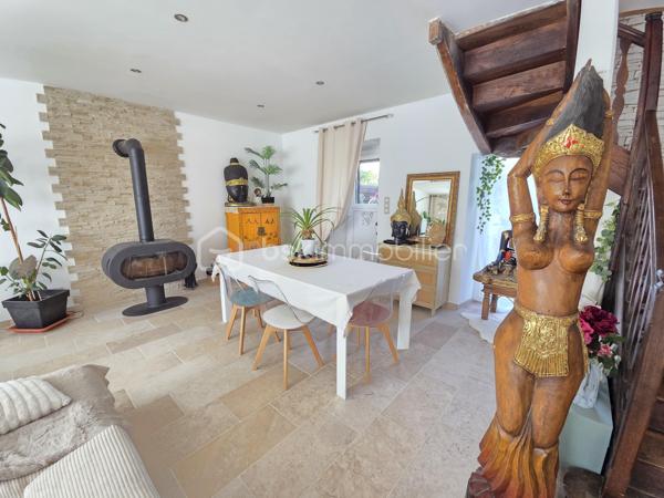 Maison de village de 113 m² avec terrain à Chaulgnes
Amoureux des coins de campagne, bordée par la forêt des Bertranges, située à deux pas des écoles, commerces et commodités de la jolie commune de Chaulgnes, nous vous présentons cette jolie maison de village de 113 m² habitables, implantée sur un terrain de 467 m². Elle propose 4 pièces dont 3 chambres, réparties comme suit : une entrée, un salon, un séjour, un dégagement, un WC, une cuisine, un cellier, un palier, deux chambres, une salle de bains, ainsi qu'une suite parentale avec sa salle d'eau privative.
Dès le rez-de-chaussée, l'entrée dessert un vaste salon-séjour de 37 m², lumineux et parfait pour recevoir. La cuisine aménagée et équipée de 12 m², accompagnée de son cellier attenant de 5 m², offre un espace fonctionnel pour le quotidien. Un dégagement et un WC indépendant complètent ce niveau.
Au premier étage, le palier de 7 m² dessert deux chambres de 10 m² chacune ainsi qu'une salle de bains de 6 m².
Au deuxième étage, une suite parentale de 24 m², avec sa propre salle d'eau, apporte un bel espace d'intimité, idéal pour se ressourcer à l'écart du reste de la maison.
Tous les sols de cette maison sont en travertin (entrée, salon, séjour) ou en carrelage (dégagement, wc, cuisine, cellier) ou encore en parquet (palier, chambres, salle de bains, suite parentale), elle comporte une isolation double vitrage PVC avec volets roulants motorisés, un chauffage au gaz avec une chaudière récente et entretenue ainsi qu'un poêle à bois pour de belles soirées au coin du feu.
Cette maison propose une partie de toiture en ardoise naturelle, une autre en tuiles plates et tuiles mécaniques terre cuite.
Côté extérieur, profitez d'une terrasse ainsi que d'une grande dépendance de 44m²,mais aussi  d'un jardin entretenu, entièrement clôturé, sur un terrain en deux parties pour un total de 467 m².

Les plus de cette maison : son emplacement à Chaulgnes, sa suite parentale indépendante au 2ème étage, son jardin entretenu et clôturé, sa dépendance et la diversité de ses systèmes de chauffage récemment renouvelés.
Des photos supplémentaires sont disponibles sur BSK IMMOBILIER, rubrique Nos conseillers, Olivier FRESLON.
Pour tout renseignement complémentaire ou pour une visite, contactez-moi au 07.62.78.13.13.

Ne passez pas à côté de cette opportunité à Chaulgnes, contactez-moi rapidement pour une visite !