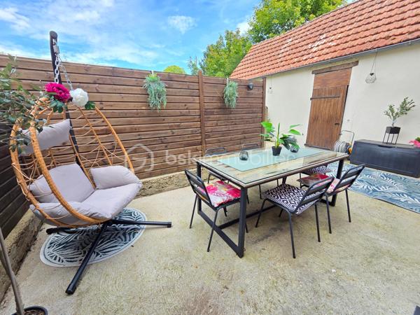 Maison de village de 113 m² avec terrain à Chaulgnes
Amoureux des coins de campagne, bordée par la forêt des Bertranges, située à deux pas des écoles, commerces et commodités de la jolie commune de Chaulgnes, nous vous présentons cette jolie maison de village de 113 m² habitables, implantée sur un terrain de 467 m². Elle propose 4 pièces dont 3 chambres, réparties comme suit : une entrée, un salon, un séjour, un dégagement, un WC, une cuisine, un cellier, un palier, deux chambres, une salle de bains, ainsi qu'une suite parentale avec sa salle d'eau privative.
Dès le rez-de-chaussée, l'entrée dessert un vaste salon-séjour de 37 m², lumineux et parfait pour recevoir. La cuisine aménagée et équipée de 12 m², accompagnée de son cellier attenant de 5 m², offre un espace fonctionnel pour le quotidien. Un dégagement et un WC indépendant complètent ce niveau.
Au premier étage, le palier de 7 m² dessert deux chambres de 10 m² chacune ainsi qu'une salle de bains de 6 m².
Au deuxième étage, une suite parentale de 24 m², avec sa propre salle d'eau, apporte un bel espace d'intimité, idéal pour se ressourcer à l'écart du reste de la maison.
Tous les sols de cette maison sont en travertin (entrée, salon, séjour) ou en carrelage (dégagement, wc, cuisine, cellier) ou encore en parquet (palier, chambres, salle de bains, suite parentale), elle comporte une isolation double vitrage PVC avec volets roulants motorisés, un chauffage au gaz avec une chaudière récente et entretenue ainsi qu'un poêle à bois pour de belles soirées au coin du feu.
Cette maison propose une partie de toiture en ardoise naturelle, une autre en tuiles plates et tuiles mécaniques terre cuite.
Côté extérieur, profitez d'une terrasse ainsi que d'une grande dépendance de 44m²,mais aussi  d'un jardin entretenu, entièrement clôturé, sur un terrain en deux parties pour un total de 467 m².

Les plus de cette maison : son emplacement à Chaulgnes, sa suite parentale indépendante au 2ème étage, son jardin entretenu et clôturé, sa dépendance et la diversité de ses systèmes de chauffage récemment renouvelés.
Des photos supplémentaires sont disponibles sur BSK IMMOBILIER, rubrique Nos conseillers, Olivier FRESLON.
Pour tout renseignement complémentaire ou pour une visite, contactez-moi au 07.62.78.13.13.

Ne passez pas à côté de cette opportunité à Chaulgnes, contactez-moi rapidement pour une visite !