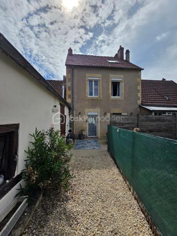 Maison de village de 113 m² avec terrain à Chaulgnes
Amoureux des coins de campagne, bordée par la forêt des Bertranges, située à deux pas des écoles, commerces et commodités de la jolie commune de Chaulgnes, nous vous présentons cette jolie maison de village de 113 m² habitables, implantée sur un terrain de 467 m². Elle propose 4 pièces dont 3 chambres, réparties comme suit : une entrée, un salon, un séjour, un dégagement, un WC, une cuisine, un cellier, un palier, deux chambres, une salle de bains, ainsi qu'une suite parentale avec sa salle d'eau privative.
Dès le rez-de-chaussée, l'entrée dessert un vaste salon-séjour de 37 m², lumineux et parfait pour recevoir. La cuisine aménagée et équipée de 12 m², accompagnée de son cellier attenant de 5 m², offre un espace fonctionnel pour le quotidien. Un dégagement et un WC indépendant complètent ce niveau.
Au premier étage, le palier de 7 m² dessert deux chambres de 10 m² chacune ainsi qu'une salle de bains de 6 m².
Au deuxième étage, une suite parentale de 24 m², avec sa propre salle d'eau, apporte un bel espace d'intimité, idéal pour se ressourcer à l'écart du reste de la maison.
Tous les sols de cette maison sont en travertin (entrée, salon, séjour) ou en carrelage (dégagement, wc, cuisine, cellier) ou encore en parquet (palier, chambres, salle de bains, suite parentale), elle comporte une isolation double vitrage PVC avec volets roulants motorisés, un chauffage au gaz avec une chaudière récente et entretenue ainsi qu'un poêle à bois pour de belles soirées au coin du feu.
Cette maison propose une partie de toiture en ardoise naturelle, une autre en tuiles plates et tuiles mécaniques terre cuite.
Côté extérieur, profitez d'une terrasse ainsi que d'une grande dépendance de 44m²,mais aussi  d'un jardin entretenu, entièrement clôturé, sur un terrain en deux parties pour un total de 467 m².

Les plus de cette maison : son emplacement à Chaulgnes, sa suite parentale indépendante au 2ème étage, son jardin entretenu et clôturé, sa dépendance et la diversité de ses systèmes de chauffage récemment renouvelés.
Des photos supplémentaires sont disponibles sur BSK IMMOBILIER, rubrique Nos conseillers, Olivier FRESLON.
Pour tout renseignement complémentaire ou pour une visite, contactez-moi au 07.62.78.13.13.

Ne passez pas à côté de cette opportunité à Chaulgnes, contactez-moi rapidement pour une visite !