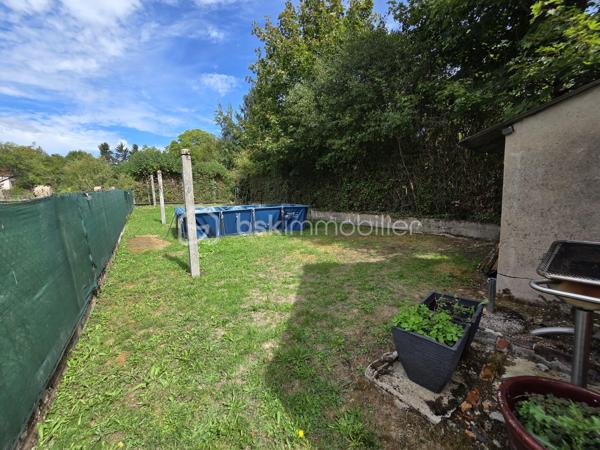 Maison de village de 113 m² avec terrain à Chaulgnes
Amoureux des coins de campagne, bordée par la forêt des Bertranges, située à deux pas des écoles, commerces et commodités de la jolie commune de Chaulgnes, nous vous présentons cette jolie maison de village de 113 m² habitables, implantée sur un terrain de 467 m². Elle propose 4 pièces dont 3 chambres, réparties comme suit : une entrée, un salon, un séjour, un dégagement, un WC, une cuisine, un cellier, un palier, deux chambres, une salle de bains, ainsi qu'une suite parentale avec sa salle d'eau privative.
Dès le rez-de-chaussée, l'entrée dessert un vaste salon-séjour de 37 m², lumineux et parfait pour recevoir. La cuisine aménagée et équipée de 12 m², accompagnée de son cellier attenant de 5 m², offre un espace fonctionnel pour le quotidien. Un dégagement et un WC indépendant complètent ce niveau.
Au premier étage, le palier de 7 m² dessert deux chambres de 10 m² chacune ainsi qu'une salle de bains de 6 m².
Au deuxième étage, une suite parentale de 24 m², avec sa propre salle d'eau, apporte un bel espace d'intimité, idéal pour se ressourcer à l'écart du reste de la maison.
Tous les sols de cette maison sont en travertin (entrée, salon, séjour) ou en carrelage (dégagement, wc, cuisine, cellier) ou encore en parquet (palier, chambres, salle de bains, suite parentale), elle comporte une isolation double vitrage PVC avec volets roulants motorisés, un chauffage au gaz avec une chaudière récente et entretenue ainsi qu'un poêle à bois pour de belles soirées au coin du feu.
Cette maison propose une partie de toiture en ardoise naturelle, une autre en tuiles plates et tuiles mécaniques terre cuite.
Côté extérieur, profitez d'une terrasse ainsi que d'une grande dépendance de 44m²,mais aussi  d'un jardin entretenu, entièrement clôturé, sur un terrain en deux parties pour un total de 467 m².

Les plus de cette maison : son emplacement à Chaulgnes, sa suite parentale indépendante au 2ème étage, son jardin entretenu et clôturé, sa dépendance et la diversité de ses systèmes de chauffage récemment renouvelés.
Des photos supplémentaires sont disponibles sur BSK IMMOBILIER, rubrique Nos conseillers, Olivier FRESLON.
Pour tout renseignement complémentaire ou pour une visite, contactez-moi au 07.62.78.13.13.

Ne passez pas à côté de cette opportunité à Chaulgnes, contactez-moi rapidement pour une visite !