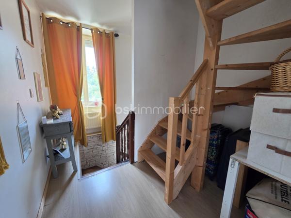 Maison de village de 113 m² avec terrain à Chaulgnes
Amoureux des coins de campagne, bordée par la forêt des Bertranges, située à deux pas des écoles, commerces et commodités de la jolie commune de Chaulgnes, nous vous présentons cette jolie maison de village de 113 m² habitables, implantée sur un terrain de 467 m². Elle propose 4 pièces dont 3 chambres, réparties comme suit : une entrée, un salon, un séjour, un dégagement, un WC, une cuisine, un cellier, un palier, deux chambres, une salle de bains, ainsi qu'une suite parentale avec sa salle d'eau privative.
Dès le rez-de-chaussée, l'entrée dessert un vaste salon-séjour de 37 m², lumineux et parfait pour recevoir. La cuisine aménagée et équipée de 12 m², accompagnée de son cellier attenant de 5 m², offre un espace fonctionnel pour le quotidien. Un dégagement et un WC indépendant complètent ce niveau.
Au premier étage, le palier de 7 m² dessert deux chambres de 10 m² chacune ainsi qu'une salle de bains de 6 m².
Au deuxième étage, une suite parentale de 24 m², avec sa propre salle d'eau, apporte un bel espace d'intimité, idéal pour se ressourcer à l'écart du reste de la maison.
Tous les sols de cette maison sont en travertin (entrée, salon, séjour) ou en carrelage (dégagement, wc, cuisine, cellier) ou encore en parquet (palier, chambres, salle de bains, suite parentale), elle comporte une isolation double vitrage PVC avec volets roulants motorisés, un chauffage au gaz avec une chaudière récente et entretenue ainsi qu'un poêle à bois pour de belles soirées au coin du feu.
Cette maison propose une partie de toiture en ardoise naturelle, une autre en tuiles plates et tuiles mécaniques terre cuite.
Côté extérieur, profitez d'une terrasse ainsi que d'une grande dépendance de 44m²,mais aussi  d'un jardin entretenu, entièrement clôturé, sur un terrain en deux parties pour un total de 467 m².

Les plus de cette maison : son emplacement à Chaulgnes, sa suite parentale indépendante au 2ème étage, son jardin entretenu et clôturé, sa dépendance et la diversité de ses systèmes de chauffage récemment renouvelés.
Des photos supplémentaires sont disponibles sur BSK IMMOBILIER, rubrique Nos conseillers, Olivier FRESLON.
Pour tout renseignement complémentaire ou pour une visite, contactez-moi au 07.62.78.13.13.

Ne passez pas à côté de cette opportunité à Chaulgnes, contactez-moi rapidement pour une visite !