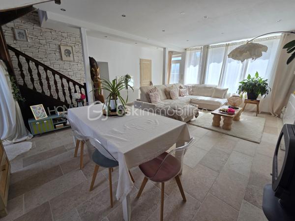 Maison de village de 113 m² avec terrain à Chaulgnes
Amoureux des coins de campagne, bordée par la forêt des Bertranges, située à deux pas des écoles, commerces et commodités de la jolie commune de Chaulgnes, nous vous présentons cette jolie maison de village de 113 m² habitables, implantée sur un terrain de 467 m². Elle propose 4 pièces dont 3 chambres, réparties comme suit : une entrée, un salon, un séjour, un dégagement, un WC, une cuisine, un cellier, un palier, deux chambres, une salle de bains, ainsi qu'une suite parentale avec sa salle d'eau privative.
Dès le rez-de-chaussée, l'entrée dessert un vaste salon-séjour de 37 m², lumineux et parfait pour recevoir. La cuisine aménagée et équipée de 12 m², accompagnée de son cellier attenant de 5 m², offre un espace fonctionnel pour le quotidien. Un dégagement et un WC indépendant complètent ce niveau.
Au premier étage, le palier de 7 m² dessert deux chambres de 10 m² chacune ainsi qu'une salle de bains de 6 m².
Au deuxième étage, une suite parentale de 24 m², avec sa propre salle d'eau, apporte un bel espace d'intimité, idéal pour se ressourcer à l'écart du reste de la maison.
Tous les sols de cette maison sont en travertin (entrée, salon, séjour) ou en carrelage (dégagement, wc, cuisine, cellier) ou encore en parquet (palier, chambres, salle de bains, suite parentale), elle comporte une isolation double vitrage PVC avec volets roulants motorisés, un chauffage au gaz avec une chaudière récente et entretenue ainsi qu'un poêle à bois pour de belles soirées au coin du feu.
Cette maison propose une partie de toiture en ardoise naturelle, une autre en tuiles plates et tuiles mécaniques terre cuite.
Côté extérieur, profitez d'une terrasse ainsi que d'une grande dépendance de 44m²,mais aussi  d'un jardin entretenu, entièrement clôturé, sur un terrain en deux parties pour un total de 467 m².

Les plus de cette maison : son emplacement à Chaulgnes, sa suite parentale indépendante au 2ème étage, son jardin entretenu et clôturé, sa dépendance et la diversité de ses systèmes de chauffage récemment renouvelés.
Des photos supplémentaires sont disponibles sur BSK IMMOBILIER, rubrique Nos conseillers, Olivier FRESLON.
Pour tout renseignement complémentaire ou pour une visite, contactez-moi au 07.62.78.13.13.

Ne passez pas à côté de cette opportunité à Chaulgnes, contactez-moi rapidement pour une visite !
