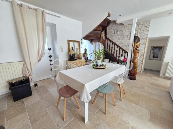Maison de village de 113 m² avec terrain à Chaulgnes
Amoureux des coins de campagne, bordée par la forêt des Bertranges, située à deux pas des écoles, commerces et commodités de la jolie commune de Chaulgnes, nous vous présentons cette jolie maison de village de 113 m² habitables, implantée sur un terrain de 467 m². Elle propose 4 pièces dont 3 chambres, réparties comme suit : une entrée, un salon, un séjour, un dégagement, un WC, une cuisine, un cellier, un palier, deux chambres, une salle de bains, ainsi qu'une suite parentale avec sa salle d'eau privative.
Dès le rez-de-chaussée, l'entrée dessert un vaste salon-séjour de 37 m², lumineux et parfait pour recevoir. La cuisine aménagée et équipée de 12 m², accompagnée de son cellier attenant de 5 m², offre un espace fonctionnel pour le quotidien. Un dégagement et un WC indépendant complètent ce niveau.
Au premier étage, le palier de 7 m² dessert deux chambres de 10 m² chacune ainsi qu'une salle de bains de 6 m².
Au deuxième étage, une suite parentale de 24 m², avec sa propre salle d'eau, apporte un bel espace d'intimité, idéal pour se ressourcer à l'écart du reste de la maison.
Tous les sols de cette maison sont en travertin (entrée, salon, séjour) ou en carrelage (dégagement, wc, cuisine, cellier) ou encore en parquet (palier, chambres, salle de bains, suite parentale), elle comporte une isolation double vitrage PVC avec volets roulants motorisés, un chauffage au gaz avec une chaudière récente et entretenue ainsi qu'un poêle à bois pour de belles soirées au coin du feu.
Cette maison propose une partie de toiture en ardoise naturelle, une autre en tuiles plates et tuiles mécaniques terre cuite.
Côté extérieur, profitez d'une terrasse ainsi que d'une grande dépendance de 44m²,mais aussi  d'un jardin entretenu, entièrement clôturé, sur un terrain en deux parties pour un total de 467 m².

Les plus de cette maison : son emplacement à Chaulgnes, sa suite parentale indépendante au 2ème étage, son jardin entretenu et clôturé, sa dépendance et la diversité de ses systèmes de chauffage récemment renouvelés.
Des photos supplémentaires sont disponibles sur BSK IMMOBILIER, rubrique Nos conseillers, Olivier FRESLON.
Pour tout renseignement complémentaire ou pour une visite, contactez-moi au 07.62.78.13.13.

Ne passez pas à côté de cette opportunité à Chaulgnes, contactez-moi rapidement pour une visite !