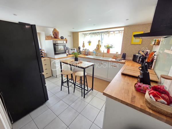 Maison de village de 113 m² avec terrain à Chaulgnes
Amoureux des coins de campagne, bordée par la forêt des Bertranges, située à deux pas des écoles, commerces et commodités de la jolie commune de Chaulgnes, nous vous présentons cette jolie maison de village de 113 m² habitables, implantée sur un terrain de 467 m². Elle propose 4 pièces dont 3 chambres, réparties comme suit : une entrée, un salon, un séjour, un dégagement, un WC, une cuisine, un cellier, un palier, deux chambres, une salle de bains, ainsi qu'une suite parentale avec sa salle d'eau privative.
Dès le rez-de-chaussée, l'entrée dessert un vaste salon-séjour de 37 m², lumineux et parfait pour recevoir. La cuisine aménagée et équipée de 12 m², accompagnée de son cellier attenant de 5 m², offre un espace fonctionnel pour le quotidien. Un dégagement et un WC indépendant complètent ce niveau.
Au premier étage, le palier de 7 m² dessert deux chambres de 10 m² chacune ainsi qu'une salle de bains de 6 m².
Au deuxième étage, une suite parentale de 24 m², avec sa propre salle d'eau, apporte un bel espace d'intimité, idéal pour se ressourcer à l'écart du reste de la maison.
Tous les sols de cette maison sont en travertin (entrée, salon, séjour) ou en carrelage (dégagement, wc, cuisine, cellier) ou encore en parquet (palier, chambres, salle de bains, suite parentale), elle comporte une isolation double vitrage PVC avec volets roulants motorisés, un chauffage au gaz avec une chaudière récente et entretenue ainsi qu'un poêle à bois pour de belles soirées au coin du feu.
Cette maison propose une partie de toiture en ardoise naturelle, une autre en tuiles plates et tuiles mécaniques terre cuite.
Côté extérieur, profitez d'une terrasse ainsi que d'une grande dépendance de 44m²,mais aussi  d'un jardin entretenu, entièrement clôturé, sur un terrain en deux parties pour un total de 467 m².

Les plus de cette maison : son emplacement à Chaulgnes, sa suite parentale indépendante au 2ème étage, son jardin entretenu et clôturé, sa dépendance et la diversité de ses systèmes de chauffage récemment renouvelés.
Des photos supplémentaires sont disponibles sur BSK IMMOBILIER, rubrique Nos conseillers, Olivier FRESLON.
Pour tout renseignement complémentaire ou pour une visite, contactez-moi au 07.62.78.13.13.

Ne passez pas à côté de cette opportunité à Chaulgnes, contactez-moi rapidement pour une visite !