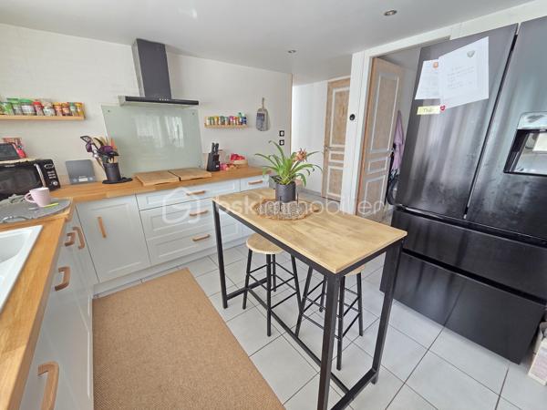 Maison de village de 113 m² avec terrain à Chaulgnes
Amoureux des coins de campagne, bordée par la forêt des Bertranges, située à deux pas des écoles, commerces et commodités de la jolie commune de Chaulgnes, nous vous présentons cette jolie maison de village de 113 m² habitables, implantée sur un terrain de 467 m². Elle propose 4 pièces dont 3 chambres, réparties comme suit : une entrée, un salon, un séjour, un dégagement, un WC, une cuisine, un cellier, un palier, deux chambres, une salle de bains, ainsi qu'une suite parentale avec sa salle d'eau privative.
Dès le rez-de-chaussée, l'entrée dessert un vaste salon-séjour de 37 m², lumineux et parfait pour recevoir. La cuisine aménagée et équipée de 12 m², accompagnée de son cellier attenant de 5 m², offre un espace fonctionnel pour le quotidien. Un dégagement et un WC indépendant complètent ce niveau.
Au premier étage, le palier de 7 m² dessert deux chambres de 10 m² chacune ainsi qu'une salle de bains de 6 m².
Au deuxième étage, une suite parentale de 24 m², avec sa propre salle d'eau, apporte un bel espace d'intimité, idéal pour se ressourcer à l'écart du reste de la maison.
Tous les sols de cette maison sont en travertin (entrée, salon, séjour) ou en carrelage (dégagement, wc, cuisine, cellier) ou encore en parquet (palier, chambres, salle de bains, suite parentale), elle comporte une isolation double vitrage PVC avec volets roulants motorisés, un chauffage au gaz avec une chaudière récente et entretenue ainsi qu'un poêle à bois pour de belles soirées au coin du feu.
Cette maison propose une partie de toiture en ardoise naturelle, une autre en tuiles plates et tuiles mécaniques terre cuite.
Côté extérieur, profitez d'une terrasse ainsi que d'une grande dépendance de 44m²,mais aussi  d'un jardin entretenu, entièrement clôturé, sur un terrain en deux parties pour un total de 467 m².

Les plus de cette maison : son emplacement à Chaulgnes, sa suite parentale indépendante au 2ème étage, son jardin entretenu et clôturé, sa dépendance et la diversité de ses systèmes de chauffage récemment renouvelés.
Des photos supplémentaires sont disponibles sur BSK IMMOBILIER, rubrique Nos conseillers, Olivier FRESLON.
Pour tout renseignement complémentaire ou pour une visite, contactez-moi au 07.62.78.13.13.

Ne passez pas à côté de cette opportunité à Chaulgnes, contactez-moi rapidement pour une visite !