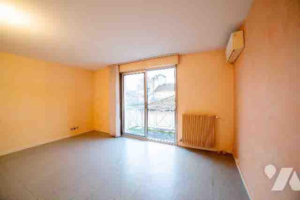 Centre ville T3 Traversant ascenseur cave et garage