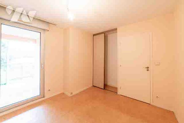 Centre ville T3 Traversant ascenseur cave et garage