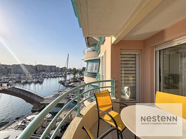 PORT FREJUS - T2 étage élevé entièrement rénové avec vue port et mer lumineux belle terrasse
