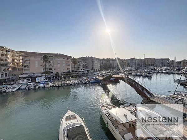 PORT FREJUS - T2 étage élevé entièrement rénové avec vue port et mer lumineux belle terrasse