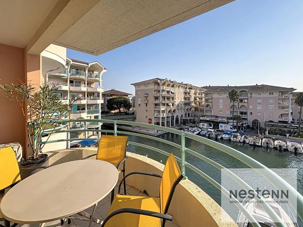 PORT FREJUS - T2 étage élevé entièrement rénové avec vue port et mer lumineux belle terrasse
