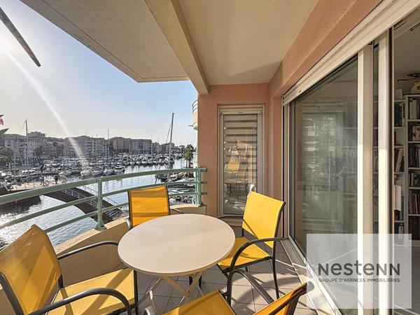PORT FREJUS - T2 étage élevé entièrement rénové avec vue port et mer lumineux belle terrasse