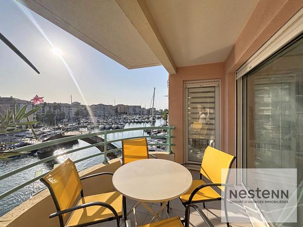 PORT FREJUS - T2 étage élevé entièrement rénové avec vue port et mer lumineux belle terrasse
