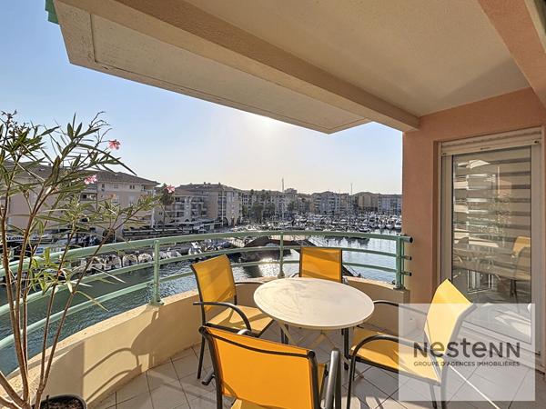 PORT FREJUS - T2 étage élevé entièrement rénové avec vue port et mer lumineux belle terrasse