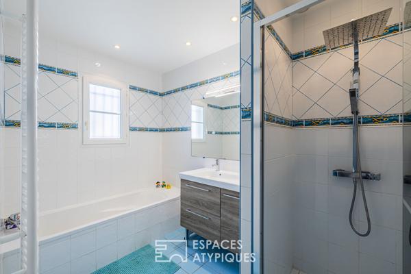 Villa contemporaine avec piscine et salle de cinéma privée, à deux pas du littoral