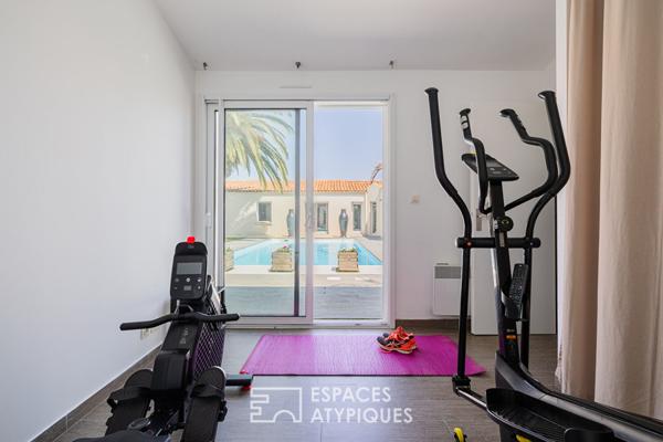 Villa contemporaine avec piscine et salle de cinéma privée, à deux pas du littoral