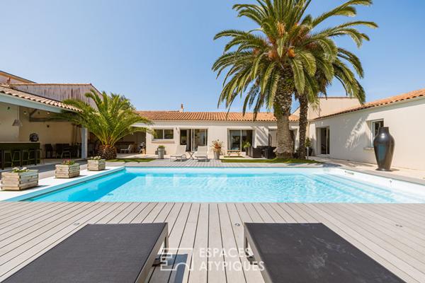 Villa contemporaine avec piscine et salle de cinéma privée, à deux pas du littoral