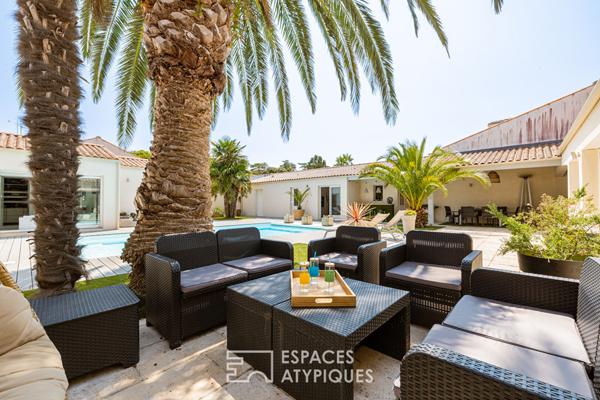 Villa contemporaine avec piscine et salle de cinéma privée, à deux pas du littoral