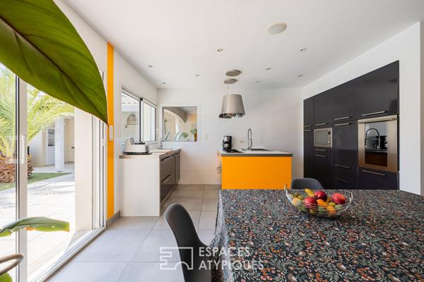 Villa contemporaine avec piscine et salle de cinéma privée, à deux pas du littoral