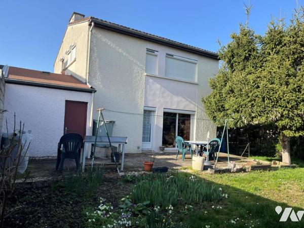 LONGVIC, maison d'habitation de type V/VI, sur 2 niveaux, avec 4 chambres, jumelé par le garage 