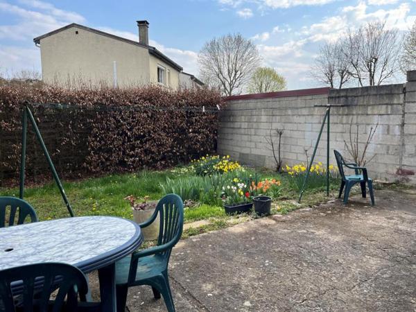 LONGVIC, maison d'habitation de type V/VI, sur 2 niveaux, avec 4 chambres, jumelé par le garage 