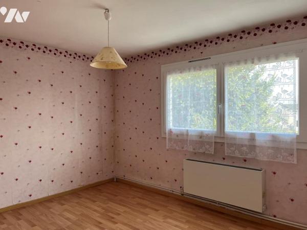 LONGVIC, maison d'habitation de type V/VI, sur 2 niveaux, avec 4 chambres, jumelé par le garage 