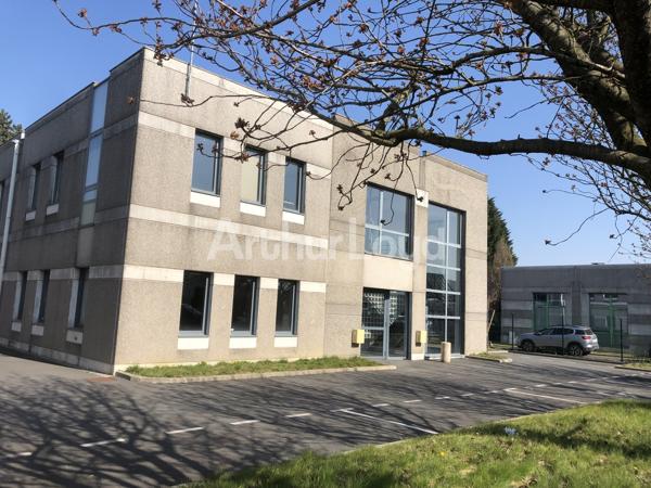 Bureaux situés en RDC d'un petit immeuble de bureaux ainsi que 9 places de parkings - Secteur: Grands Boulevards à proximité de lille par le Tramway - acces sécurisés.