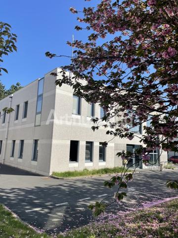 Bureaux situés en RDC d'un petit immeuble de bureaux ainsi que 9 places de parkings - Secteur: Grands Boulevards à proximité de lille par le Tramway - acces sécurisés.