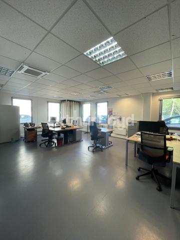 Bureaux situés en RDC d'un petit immeuble de bureaux ainsi que 9 places de parkings - Secteur: Grands Boulevards à proximité de lille par le Tramway - acces sécurisés.