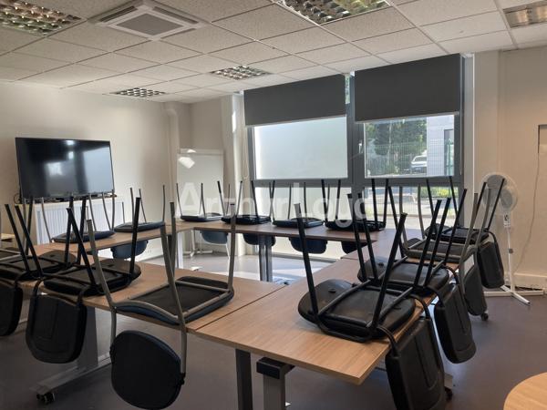 Bureaux situés en RDC d'un petit immeuble de bureaux ainsi que 9 places de parkings - Secteur: Grands Boulevards à proximité de lille par le Tramway - acces sécurisés.