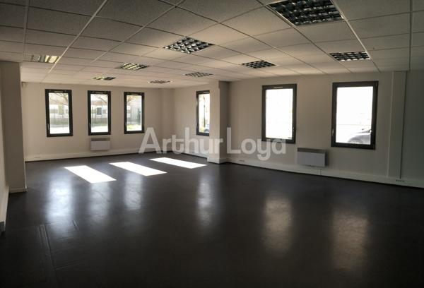 Bureaux situés en RDC d'un petit immeuble de bureaux ainsi que 9 places de parkings - Secteur: Grands Boulevards à proximité de lille par le Tramway - acces sécurisés.