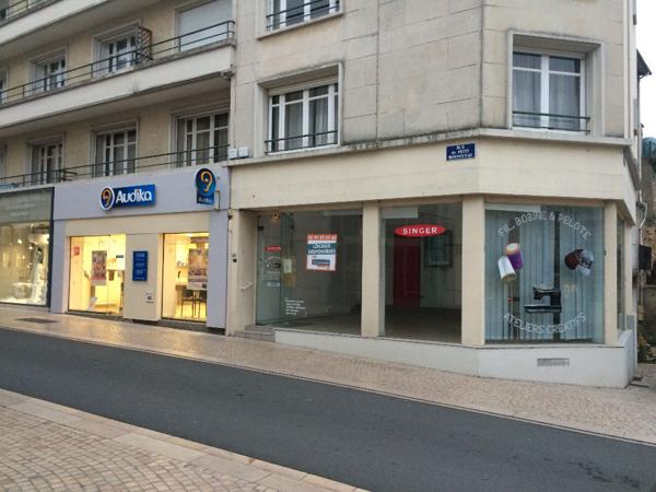 BUREAU AVEC VITRINE D'ANGLE EN CENTRE VILLE DE POITIERS