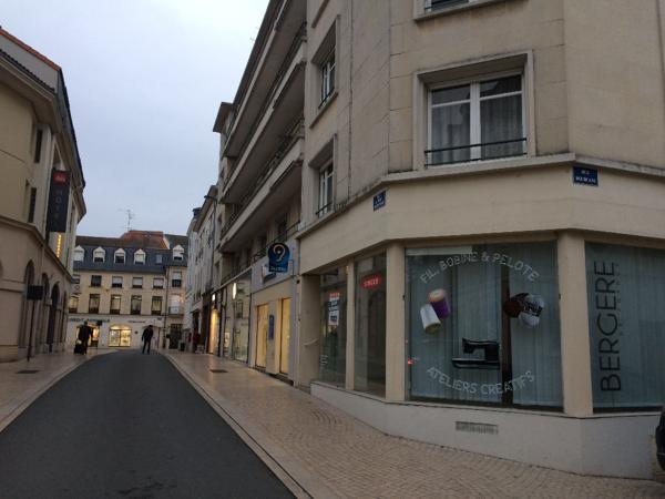 BUREAU AVEC VITRINE D'ANGLE EN CENTRE VILLE DE POITIERS