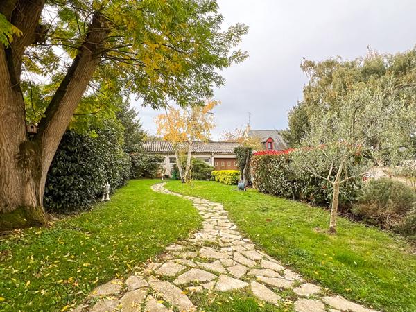 A vendre - Maison familiale de 123 m², 3 chambres, avec jardin sur belle parcelle de 600 m² avec garage et hangar de 115 m²