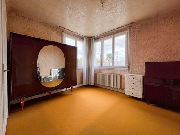 A vendre - Maison familiale de 123 m², 3 chambres, avec jardin sur belle parcelle de 600 m² avec garage et hangar de 115 m²