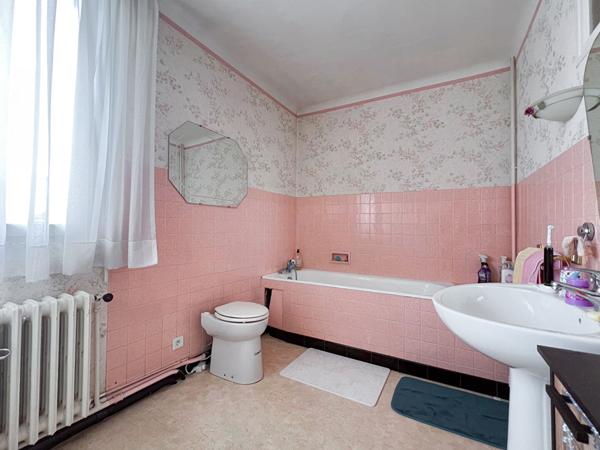 A vendre - Maison familiale de 123 m², 3 chambres, avec jardin sur belle parcelle de 600 m² avec garage et hangar de 115 m²