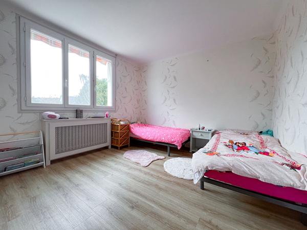 A vendre - Maison familiale de 123 m², 3 chambres, avec jardin sur belle parcelle de 600 m² avec garage et hangar de 115 m²