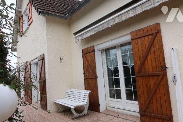 Dans impasse prox. toutes commodités, PAVILLON de 1976/77, d'env. 175m2, comprenant :
. en RC ...