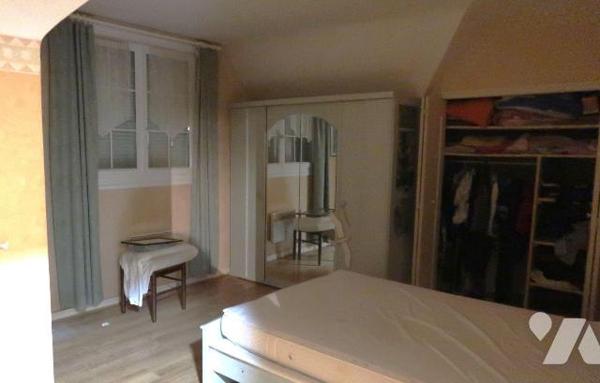 Dans impasse prox. toutes commodités, PAVILLON de 1976/77, d'env. 175m2, comprenant :
. en RC ...