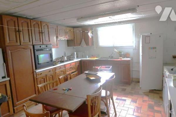 Dans impasse prox. toutes commodités, PAVILLON de 1976/77, d'env. 175m2, comprenant :
. en RC ...