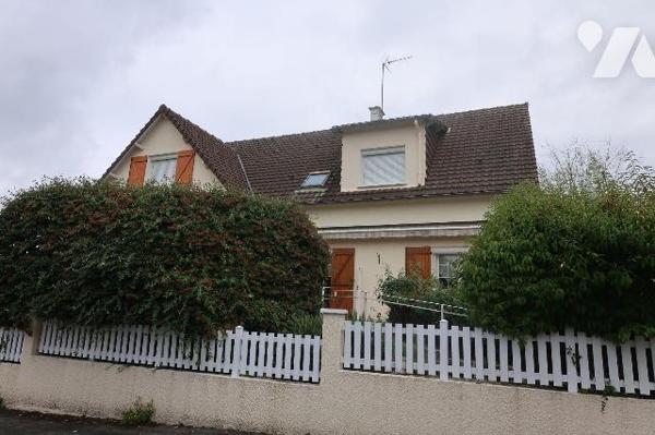 Dans impasse prox. toutes commodités, PAVILLON de 1976/77, d'env. 175m2, comprenant :
. en RC ...