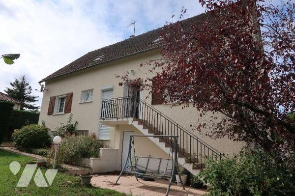 Dans impasse prox. toutes commodités, PAVILLON de 1976/77, d'env. 175m2, comprenant :
. en RC ...
