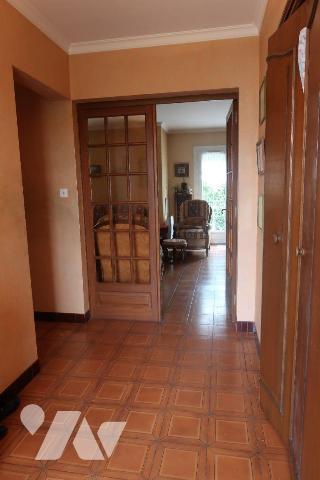 Dans impasse prox. toutes commodités, PAVILLON de 1976/77, d'env. 175m2, comprenant :
. en RC ...
