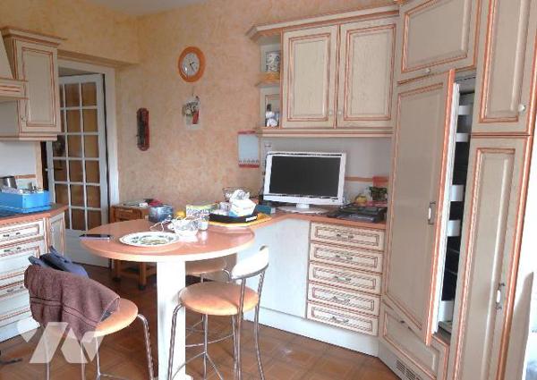 Dans impasse prox. toutes commodités, PAVILLON de 1976/77, d'env. 175m2, comprenant :
. en RC ...