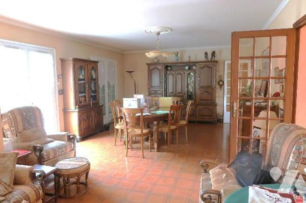 Dans impasse prox. toutes commodités, PAVILLON de 1976/77, d'env. 175m2, comprenant :
. en RC ...