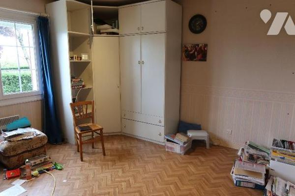 Dans impasse prox. toutes commodités, PAVILLON de 1976/77, d'env. 175m2, comprenant :
. en RC ...