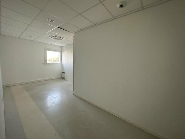 BUREAUX À LOUER DANS L'IMMEUBLE DE LA CHAMBRE DES MÉTIERS-PROCHES TOUTES COMMODITÉS