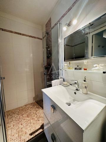 Hyères  Grand appartement traversant avec terrasses et garage